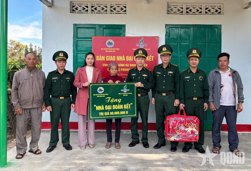 Đồn Biên phòng Cửa khẩu quốc tế Bờ Y phối hợp bàn giao “Nhà đại đoàn kết”